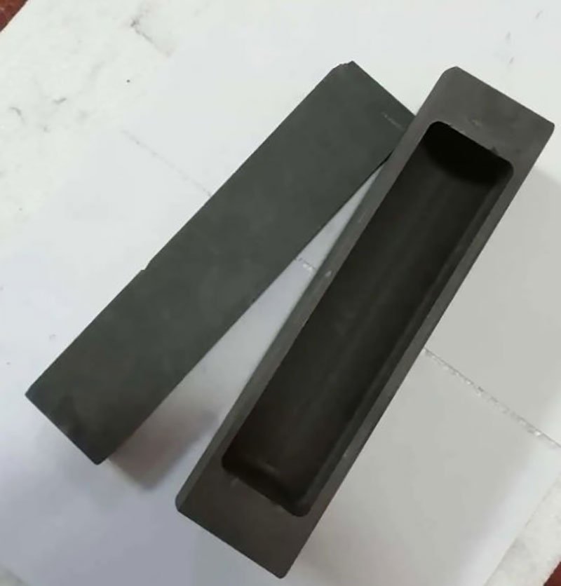 石墨轉子是壓縮機、電動機等設備的關鍵部件，對于許多工業領域具有重要意義。本文將詳細介紹石墨轉子的結構、工作原理、優勢以及應用前景，以幫助讀者更好地了解這一重要的機械部件。  石墨轉子的結構 石墨轉子顧名思義，主要由石墨制成。它的結構通常包括直徑、長度和葉片數等幾個主要參數。石墨轉子的直徑通常在幾十毫米到幾百毫米之間，長度則根據實際需要而定，葉片數則根據轉子的具體應用進行調整。  石墨轉子的工作原理 石墨轉子在壓縮機、電動機等設備中主要起到能量轉換的作用。在壓縮機中，石墨轉子通過旋轉，將電能轉化為機械能，使氣體壓縮機的氣體壓縮和輸送效率更高。在電動機中，石墨轉子則將電能轉化為機械能，使電動機的運轉更加平穩。  石墨轉子的優勢 石墨轉子的優勢主要體現在以下幾個方面： 耐高溫：由于石墨具有很好的耐高溫性能，因此石墨轉子可以在高溫環境下穩定工作，使得壓縮機、電動機等設備在高溫環境中仍能保持良好的性能。 耐腐蝕：石墨對大多數化學腐蝕劑都具有很好的抵抗能力，因此石墨轉子在腐蝕性環境中也能保持良好的性能。 轉動平穩：石墨轉子的轉動平穩性較高，可以降低機械設備的噪音和振動，提高設備的可靠性和使用壽命。  石墨轉子的應用前景 隨著科技的不斷發展，石墨轉子的應用前景也越來越廣闊。在環保領域，石墨轉子可以用于高效能量回收系統，提高能源利用效率，降低能源浪費。在能源領域，石墨轉子可以用于制造高效、可靠的電動馬達，提高能源轉換效率，為可再生能源的發展提供支持。 此外，隨著3D打印技術的不斷發展，石墨轉子的制造也迎來了新的機遇。通過3D打印技術，可以制造出更復雜、更精細的石墨轉子，提高其能量轉換效率和可靠性。  結論 石墨轉子作為壓縮機、電動機等設備的關鍵部件，具有不可替代的重要作用。其耐高溫、耐腐蝕、轉動平穩等優勢使得石墨轉子在許多領域具有廣泛的應用前景。隨著科技的不斷發展，石墨轉子的制造和設計將迎來更多的創新和發展機遇。未來，石墨轉子將在更多領域發揮重要作用，為人類的生產和生活提供更多便利和價值。